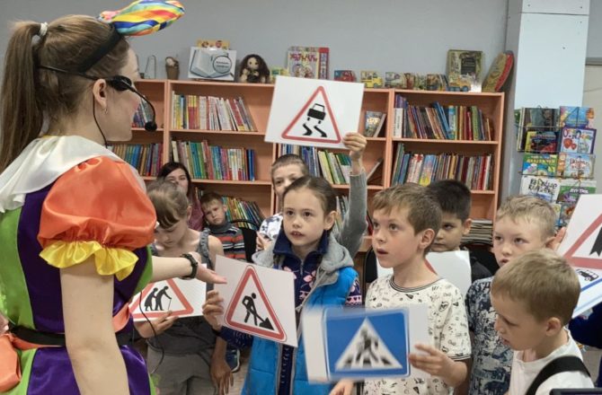 Сотрудники полиции Соликамска совместно с членами общественного совета подарили праздник юным читателям библиотеки